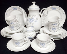 Lade das Bild in den Galerie-Viewer, KAFFEEKANNE MIT DECKEL - Porzellan, Flora Blumenblüten Blatt Blätter Relief Punkte Randdekor Motiv