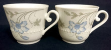 Lade das Bild in den Galerie-Viewer, 2er Set KAFFEETASSEN - Porzellan, Flora Blumenblüten Blatt Blätter Relief Punkte Randdekor Motiv