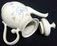 Lade das Bild in den Galerie-Viewer, KAFFEEKANNE MIT DECKEL - Porzellan, Flora Blumenblüten Blatt Blätter Relief Punkte Randdekor Motiv