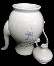 Lade das Bild in den Galerie-Viewer, KAFFEEKANNE MIT DECKEL - Porzellan, Flora Blumenblüten Blatt Blätter Relief Punkte Randdekor Motiv