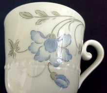 Lade das Bild in den Galerie-Viewer, 2er Set KAFFEETASSEN - Porzellan, Flora Blumenblüten Blatt Blätter Relief Punkte Randdekor Motiv