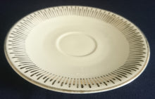 Lade das Bild in den Galerie-Viewer, UNTERTASSE - Porzellan, Goldrand Striche Linien Motiv Dekor