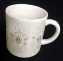 Lade das Bild in den Galerie-Viewer, KAFFEETASSE "100 Jahre" - Porzellan, Flora Rosenblüten Abstrakt Geometrisch Motiv Dekor (BC)