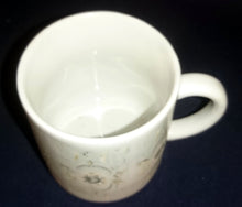 Lade das Bild in den Galerie-Viewer, KAFFEETASSE "100 Jahre" - Porzellan, Flora Rosenblüten Abstrakt Geometrisch Motiv Dekor (BC)