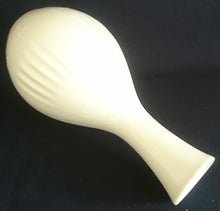 Lade das Bild in den Galerie-Viewer, BLUMENVASE - Porzellan, Einfärbiges Senkrechte Linien Striche Relief Motiv Dekor