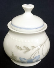 Lade das Bild in den Galerie-Viewer, ZUCKERDOSE MIT DECKEL - Porzellan, Flora Blumenblüten Blatt Blätter Relief Punkte Randdekor Motiv