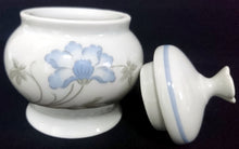 Lade das Bild in den Galerie-Viewer, ZUCKERDOSE MIT DECKEL - Porzellan, Flora Blumenblüten Blatt Blätter Relief Punkte Randdekor Motiv