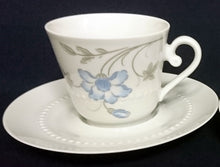 Lade das Bild in den Galerie-Viewer, 2er Set KAFFEETASSEN - Porzellan, Flora Blumenblüten Blatt Blätter Relief Punkte Randdekor Motiv