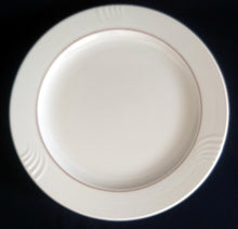 Lade das Bild in den Galerie-Viewer, SPEISETELLER - Porzellan, Gold Innenrand Linien Wellen Relief Motiv Dekor (nBC)