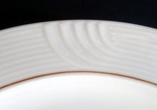 Lade das Bild in den Galerie-Viewer, SPEISETELLER - Porzellan, Gold Innenrand Linien Wellen Relief Motiv Dekor (nBC)