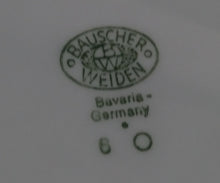 Lade das Bild in den Galerie-Viewer, SPEISETELLER - Porzellan, Gold Innenrand Linien Wellen Relief Motiv Dekor (nBC)