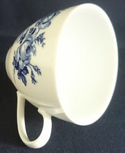 Lade das Bild in den Galerie-Viewer, TEETASSE "Henriette" - Porzellan Inglazed, Flora Rosenblumen Blüten Blatt Blätter Motiv Dekor