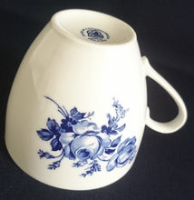 Lade das Bild in den Galerie-Viewer, TEETASSE "Henriette" - Porzellan Inglazed, Flora Rosenblumen Blüten Blatt Blätter Motiv Dekor