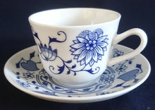 Lade das Bild in den Galerie-Viewer, 2er Set 2er ESPRESSO GEDECKE - Porzellan Inglazed, Traditionelles Zwiebelmuster Motiv Dekor