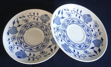 Lade das Bild in den Galerie-Viewer, 2er Set 2er ESPRESSO GEDECKE - Porzellan Inglazed, Traditionelles Zwiebelmuster Motiv Dekor