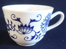 Lade das Bild in den Galerie-Viewer, ESPRESSO~ KAFFEETASSE - Porzellan Inglazed, Traditionelles Zwiebelmuster Motiv Dekor