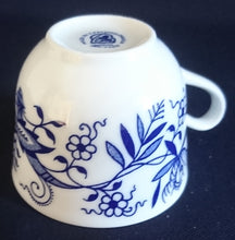 Lade das Bild in den Galerie-Viewer, ESPRESSO~ KAFFEETASSE - Porzellan Inglazed, Traditionelles Zwiebelmuster Motiv Dekor