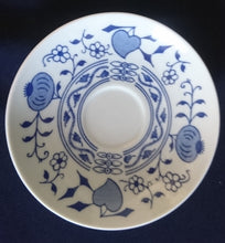 Lade das Bild in den Galerie-Viewer, 2er Set 2er ESPRESSO GEDECKE - Porzellan Inglazed, Traditionelles Zwiebelmuster Motiv Dekor