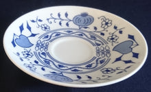 Lade das Bild in den Galerie-Viewer, ESPRESSO UNTERTASSE - Porzellan Inglazed, Traditionelles Zwiebelmuster Motiv Dekor