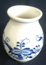 Lade das Bild in den Galerie-Viewer, KLEINE BLUMENVASE - Porzellan, Zwiebelmuster Motiv Dekor