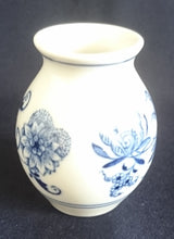 Lade das Bild in den Galerie-Viewer, KLEINE BLUMENVASE - Porzellan, Zwiebelmuster Motiv Dekor
