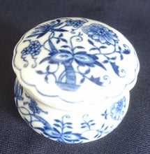 Lade das Bild in den Galerie-Viewer, PILLEN~ AUFBEWAHRUNGS-DÖSCHEN MIT DECKEL - Porzellan, Zwiebelmuster Motiv Dekor
