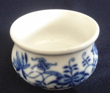 Lade das Bild in den Galerie-Viewer, PILLEN~ AUFBEWAHRUNGS-DÖSCHEN MIT DECKEL - Porzellan, Zwiebelmuster Motiv Dekor