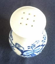 Lade das Bild in den Galerie-Viewer, SALZSTREUER - Porzellan, Traditionelles Zwiebelmuster Motiv Dekor
