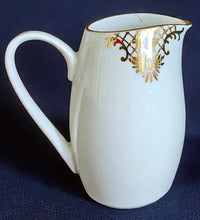 Lade das Bild in den Galerie-Viewer, MILCHKÄNNCHEN - Porzellan, Goldrand Geometrisch Abstrakt Symbol Zeichen Wappen Dekor Motiv