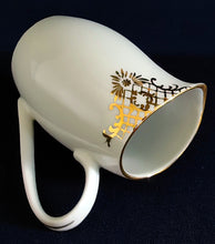 Lade das Bild in den Galerie-Viewer, MILCHKÄNNCHEN - Porzellan, Goldrand Geometrisch Abstrakt Symbol Zeichen Wappen Dekor Motiv