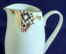 Lade das Bild in den Galerie-Viewer, 3er Set MILCHKÄNNCHEN & ZUCKERDOSE MIT DECKEL - Porzellan, Goldrand Geometrisch Abstrakt Symbol Zeichen Wappen Dekor Motiv