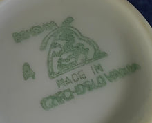 Lade das Bild in den Galerie-Viewer, MOCCA~ KAFFEETASSE - Porzellan, Goldrand Geometrisch Abstrakt Symbol Zeichen Wappen Dekor Motiv