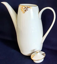 Lade das Bild in den Galerie-Viewer, MOCCA~ KAFFEEKANNE MIT DECKEL - Porzellan, Goldrand Geometrisch Abstrakt Symbol Zeichen Wappen Dekor Motiv