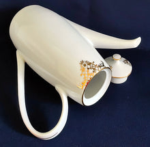 Lade das Bild in den Galerie-Viewer, MOCCA~ KAFFEEKANNE MIT DECKEL - Porzellan, Goldrand Geometrisch Abstrakt Symbol Zeichen Wappen Dekor Motiv