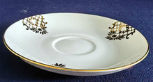 Lade das Bild in den Galerie-Viewer, MOCCA UNTERTASSE - Porzellan, Goldrand Geometrisch Abstrakt Symbol Zeichen Wappen Dekor Motiv