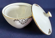 Lade das Bild in den Galerie-Viewer, 3er Set MILCHKÄNNCHEN & ZUCKERDOSE MIT DECKEL - Porzellan, Goldrand Geometrisch Abstrakt Symbol Zeichen Wappen Dekor Motiv