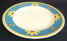 Lade das Bild in den Galerie-Viewer, 2er Set DESSERTTELLER - Porzellan, Gelber & Grüner Breiter Schmaler Linien Rand Blumenblüten Karo Diamant Motiv Dekor