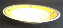 Lade das Bild in den Galerie-Viewer, UNTERTASSE - Porzellan, Gelber Breiter Schmaler Linien Rand Karo Diamant Motiv Dekor