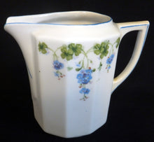 Lade das Bild in den Galerie-Viewer, MILCHKÄNNCHEN "Silesia" - Porzellan, Flora Blumenblüten Pflanzen Ranken Linien Rand Dekor