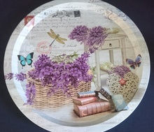 Lade das Bild in den Galerie-Viewer, SERVIERTABLETT - Metall / Blech, Lavendel Korb Buch Bücher Aufschrift Motiv Dekor