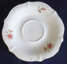 Lade das Bild in den Galerie-Viewer, UNTERTASSE - Porzellan, Goldrand Relief Flora Rose Blumenblüten Blatt Blätter Motiv Dekor (nBC)