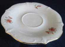 Lade das Bild in den Galerie-Viewer, UNTERTASSE - Porzellan, Goldrand Relief Flora Rose Blumenblüten Blatt Blätter Motiv Dekor (nBC)