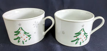 Lade das Bild in den Galerie-Viewer, 2er Set KAFFEETASSEN - Porzellan, Tannenbaum Winter Schneeflocken Aufschrift Motiv Dekor