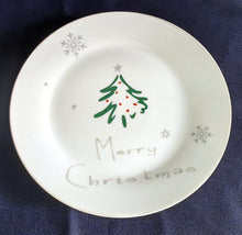 Lade das Bild in den Galerie-Viewer, 2er Set DESSERTTELLER - Porzellan, Tannenbaum Winter Schneeflocken Aufschrift Motiv Dekor