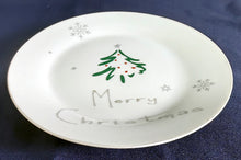 Lade das Bild in den Galerie-Viewer, 2er Set DESSERTTELLER - Porzellan, Tannenbaum Winter Schneeflocken Aufschrift Motiv Dekor