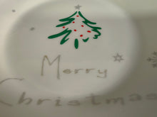 Lade das Bild in den Galerie-Viewer, 2er Set DESSERTTELLER - Porzellan, Tannenbaum Winter Schneeflocken Aufschrift Motiv Dekor