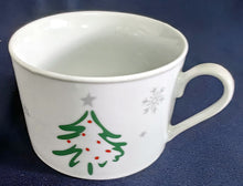 Lade das Bild in den Galerie-Viewer, 2er Set KAFFEETASSEN - Porzellan, Tannenbaum Winter Schneeflocken Aufschrift Motiv Dekor