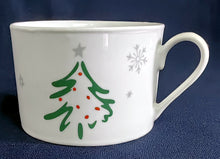 Lade das Bild in den Galerie-Viewer, 2er KAFFEEGEDECK - Porzellan, Tannenbaum Winter Schneeflocken Aufschrift Motiv Dekor