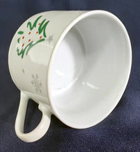Lade das Bild in den Galerie-Viewer, 2er Set KAFFEETASSEN - Porzellan, Tannenbaum Winter Schneeflocken Aufschrift Motiv Dekor