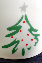 Lade das Bild in den Galerie-Viewer, 2er Set 3er KAFFEEGEDECKE - Porzellan, Tannenbaum Winter Schneeflocken Aufschrift Motiv Dekor